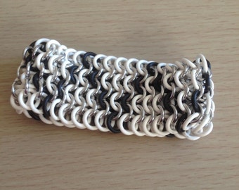 Zig-zag Patterned Stretchy Chainmaille Bracelet - Black and White Chainmaille Bracelet