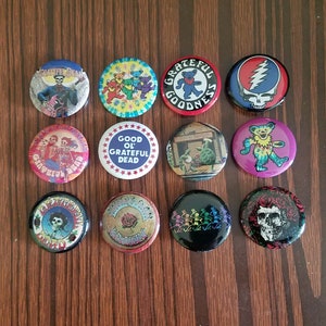Lot van 12 pinnen van 1,25 inch Grateful Dead (1-1/4 inch, ong. 32 mm)
