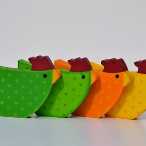 bunte Gute-Laune-Hühner aus Holz in verschiedenen Farben Tischdeko Ostern Osterei Punkte Bild 3