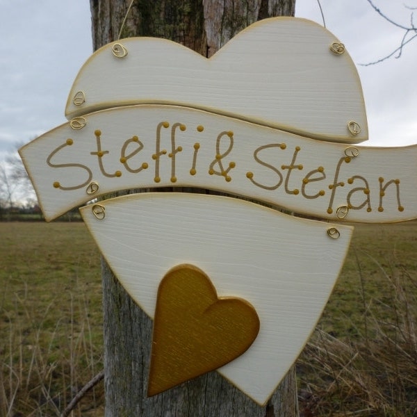 Dreiteiliges Holzherz in weiss mit goldener Schrift Namensschild Türschild Hochzeit Holz Herz Geburtstag Willkommen Verlobung Girlande