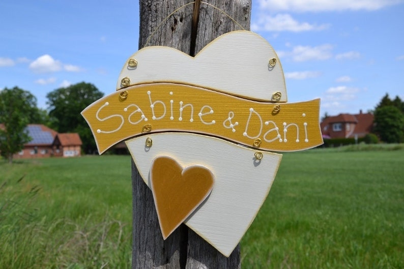 Dreiteiliges Holzherz in weiss mit goldener Schrift Namensschild Türschild Hochzeit Holz Herz Geburtstag Willkommen Verlobung Girlande Bild 4