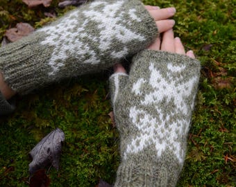 Handknit Fingerless Mittens // Icelandic Wool // Size Medium