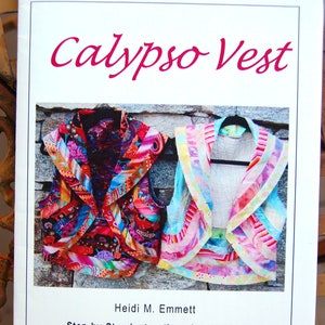 Może przedstawiać: Wzór szycia na kamizelkę Calypso, przedstawiający dwie kolorowe kamizelki z różnych tkanin. Wzór zawiera instrukcje szycia kamizelek "Starry Night" i "Pretty in Pink" w rozmiarach XSM-4X. Tekst "Great stash buster!" jest również zawarty.