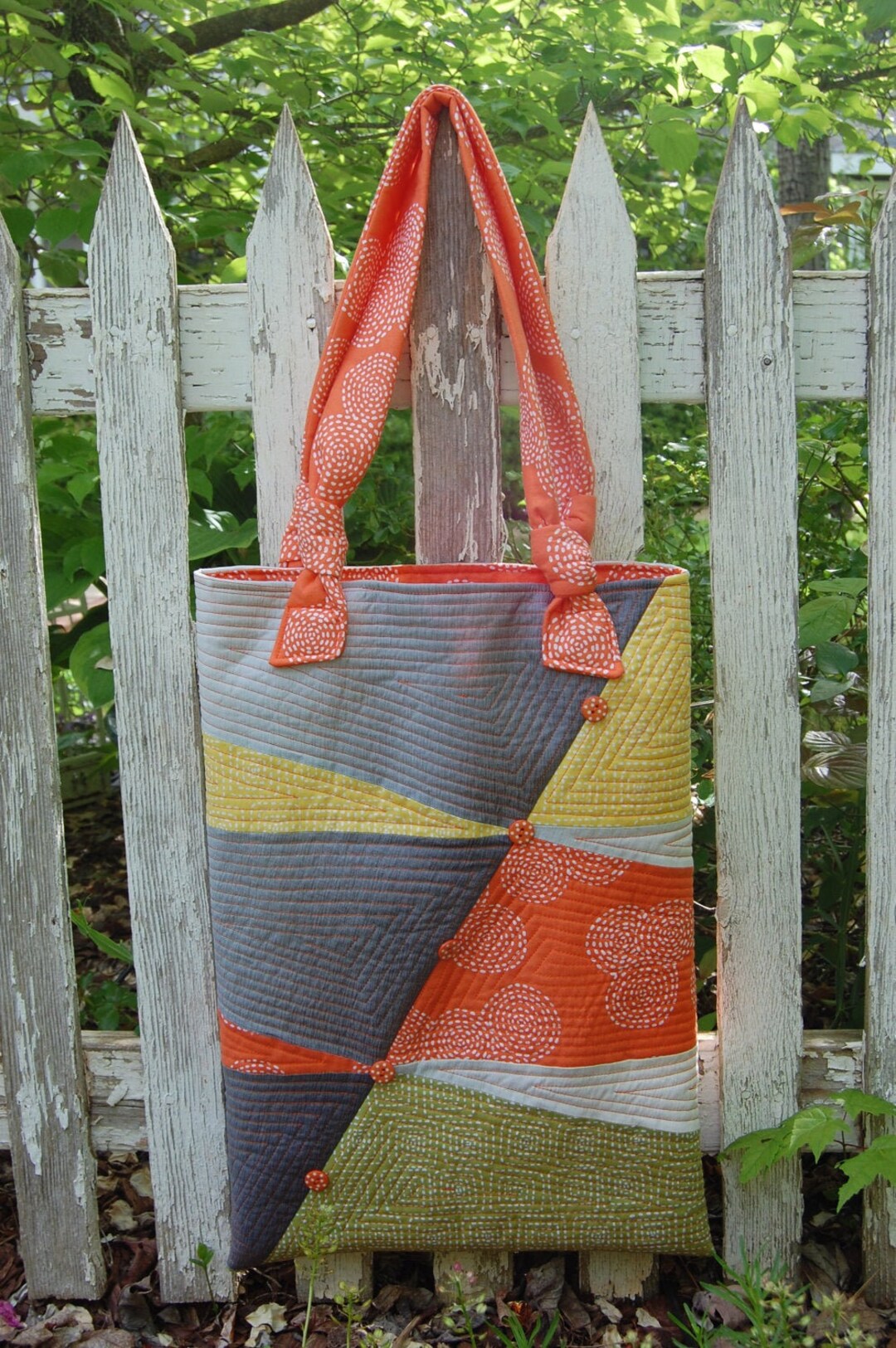 三角形のトートバッグ。縫いやすく、初心者の方にも最適です。ノート