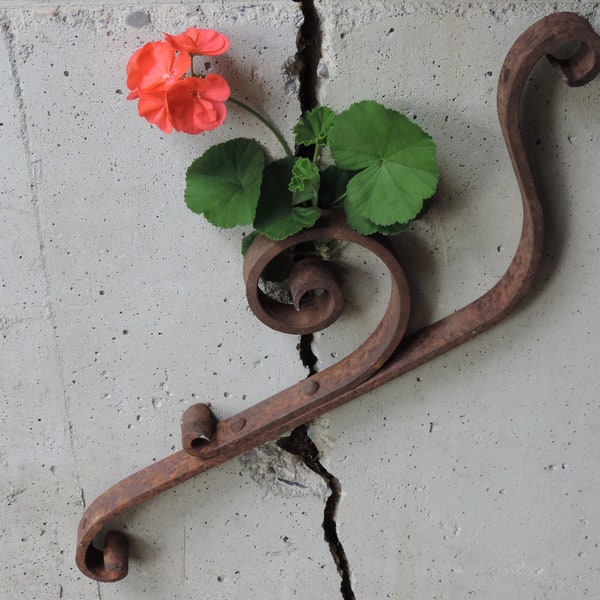 How to Decorate with Scroll Shelf Brackets for a Vintage Look