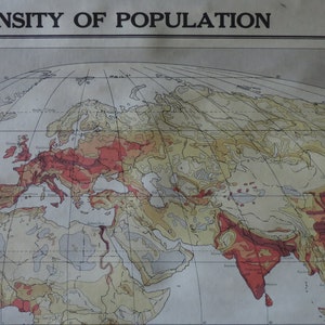Könnte beinhalten: Eine Vintage-Karte, die die Bevölkerungsdichte auf der ganzen Welt zeigt. Die Karte ist in Rot-, Gelb- und Brauntönen gefärbt, um die Bevölkerungsdichte anzuzeigen. Die Karte ist auf Europa und Asien zentriert, wobei Afrika und Australien im Hintergrund sichtbar sind.