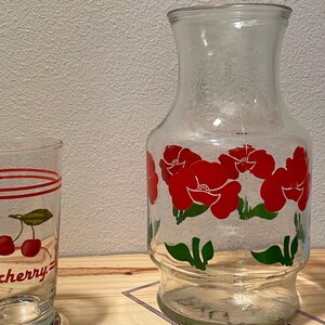 MCM Vintage Glassware Anchor Hocking NOS Red Poppy Juice Carafe, oferta sprzedaży 1 szt., dwie sztuki, wyprodukowano w USA, szklanka do soku ze znaczkiem nie jest dołączona