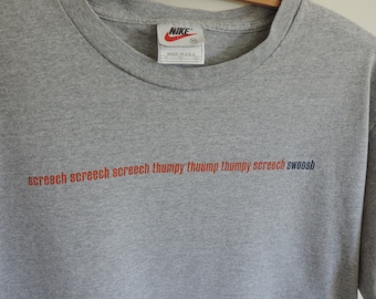 Camiseta Nike de los 80 con logo Swoosh y estampado musical. Ropa deportiva Nike. 100% algodón. Hecha en EE. UU.