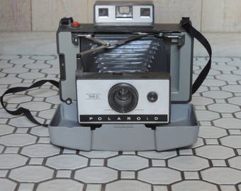 Cámara Polaroid Automatic 320 Land vintage con flash y estuche.