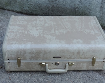 Valigia Samsonite vintage anni '60: bagaglio a mano marmorizzato beige, oggetto di scena di metà secolo