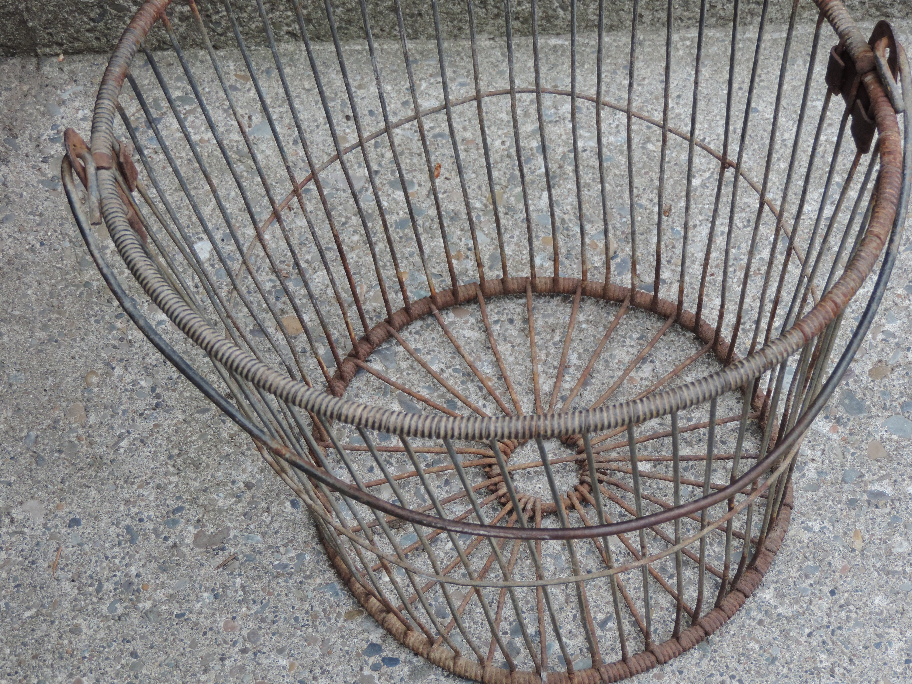 Vintage Wire Clam Basket Rustic Primitive Farmhouse Gathering Storage