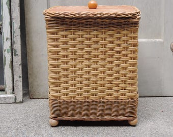 Cesto de ropa sucia de mimbre vintage de los años 70