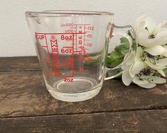 Copo medidor Pyrex 1975, modelo 1 508 A-31, com alça em formato de D.