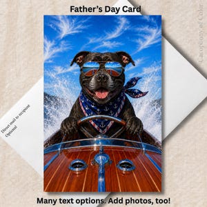 Puede incluir: Tarjeta del Día del Padre con un perro negro con gafas de sol y pañuelo, conduciendo un barco de madera en un día soleado. La tarjeta tiene el texto "Father's Day Card" en la parte superior y "Many text options. Add photos, too!" en la parte inferior.