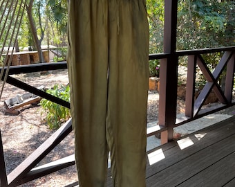 Pantalones de seda únicos teñidos en tierra