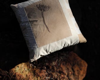 Fundas de cojín teñidas naturalmente y cosidas a mano