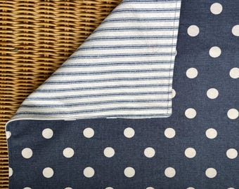 Set of 4 reversible placemats in navy blue cotton canvas with white polka dots,