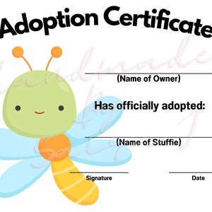 Puede incluir: Un certificado de adopción blanco con las palabras "Adoption Certificate" en negro. Se presenta una libélula de dibujos animados con cabeza verde, cuerpo naranja y alas azules. El certificado incluye líneas para los nombres del propietario y del peluche, la firma y la fecha.