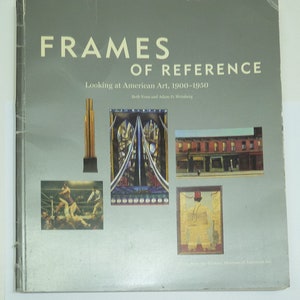 Op de afbeelding: Boekomslag met de titel "Frames of Reference: Looking at American Art, 1900-1950" door Beth Venn en Adam D. Weinberg. De omslag toont vijf afbeeldingen van kunstwerken, waaronder een bokscene, een stadsgezicht en een stilleven.