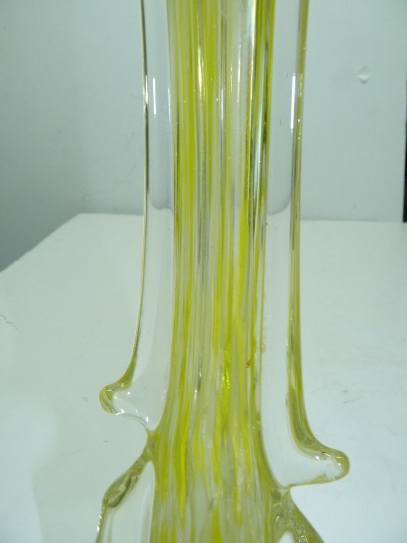 Vintage 1960s italiano Murano mano-soplado lobulón vaso de vidrio amarillo, escamas blancas, H 35 cm imagen 3