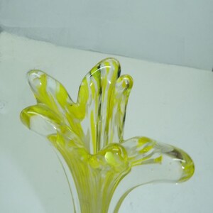 Vintage 1960s italiano Murano mano-soplado lobulón vaso de vidrio amarillo, escamas blancas, H 35 cm imagen 4