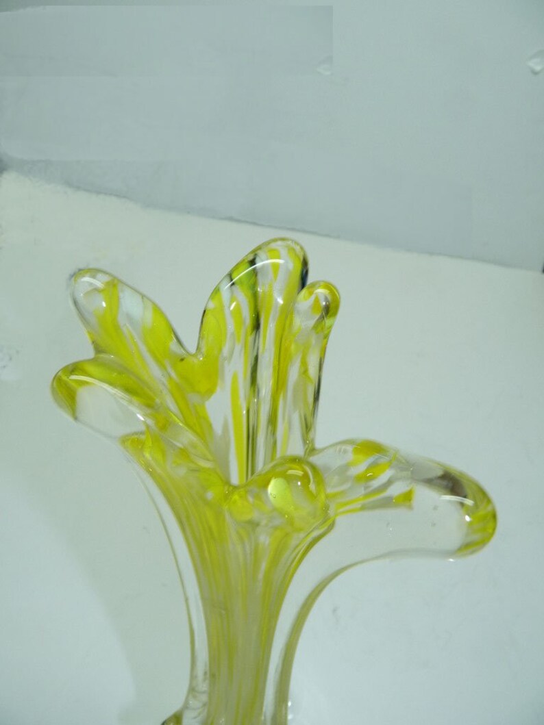 Vintage 1960s italiano Murano mano-soplado lobulón vaso de vidrio amarillo, escamas blancas, H 35 cm imagen 4
