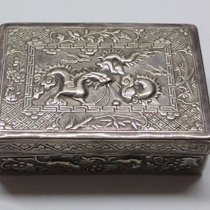 Antiek/vintage Chinees gemarkeerde visitekaartjesdoos, draken met gekrulde staart in reliëf, l 8 cm