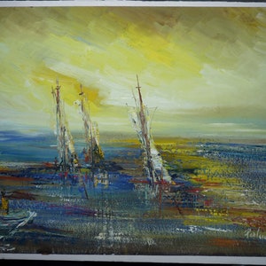 Pode incluir: Uma pintura de três veleiros em uma paisagem marítima azul e amarela. O céu é amarelo brilhante com nuvens brancas. Os veleiros são brancos com detalhes azuis e vermelhos. A pintura é assinada no canto inferior direito.