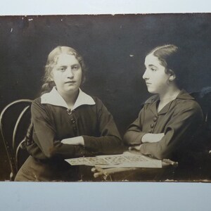 Antique 1920 B&W Sepia Studio Photo Two Jewish Girls, Russia, Handwriting, 8.8 x 13.9 cm
