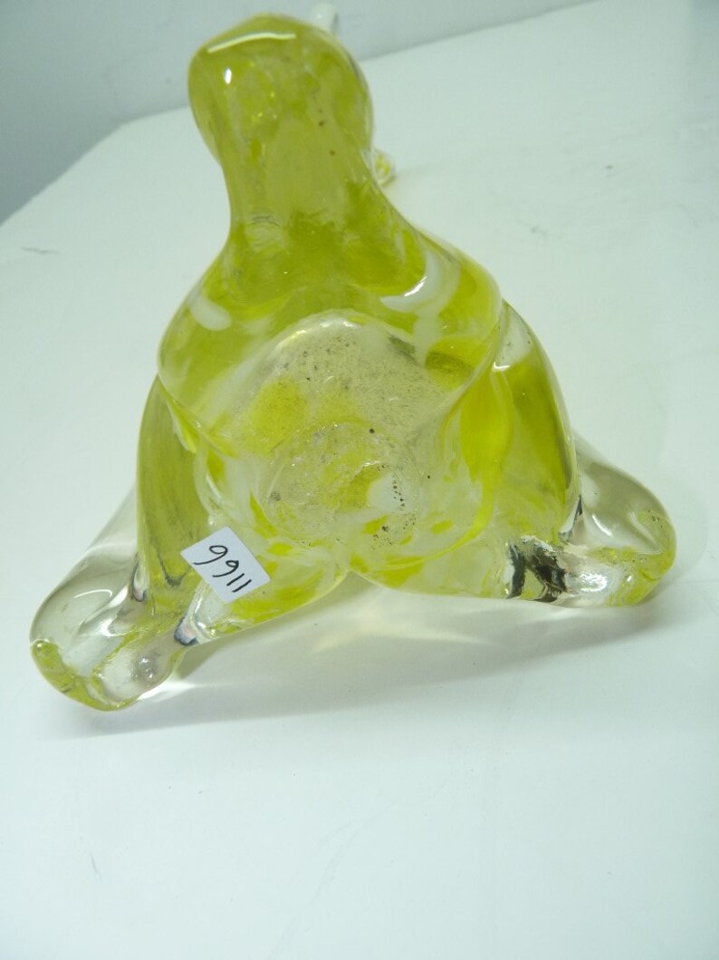 Vintage 1960s italiano Murano mano-soplado lobulón vaso de vidrio amarillo, escamas blancas, H 35 cm imagen 5