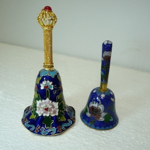 Lot 2 Beautiful Vintage Chinese Floral Cloisonné Bells, Polychrome/Gold, H 11.5cm