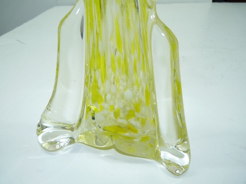 Vintage 1960s italiano Murano mano-soplado lobulón vaso de vidrio amarillo, escamas blancas, H 35 cm imagen 2