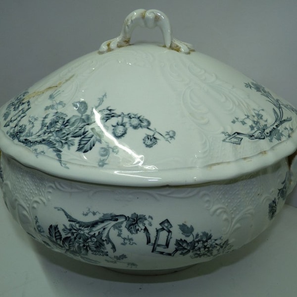 Antique 19C Imperial Russian Gardner Marked Porcelain Tureen and Lid, H 10 », L 14.5 »