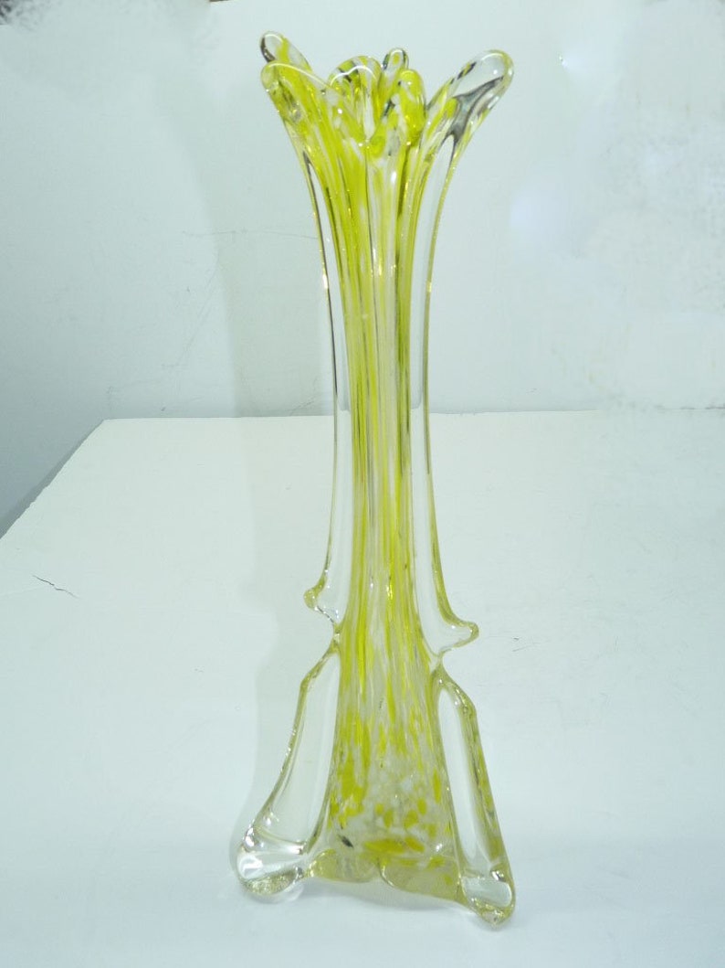 vintage années 1960 italien Murano Soufflé à la main Lobed Vase en verre jaune, Flocons blancs, H 35 cm image 1