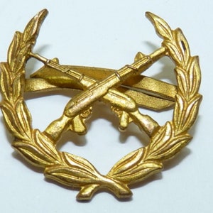 Odznaka z emblematem egipskich sił zbrojnych ze złota 9K, skrzyżowane karabiny, dł. 2,2 cm