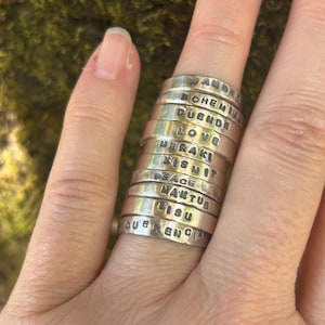 Anéis com palavras empilháveis e estampados à mão. Prata de lei 925. Personalizáveis.