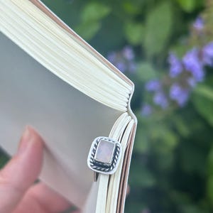 Silbernes Lesezeichen.   Opal & 925 Sterlingsilber. Handgefertigt in kleiner Stückzahl.