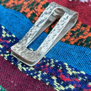 Fermasoldi in argento con finitura martellata. Portafogli in argento Sterling. Fatto a mano in 925.