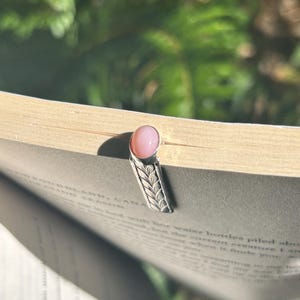 Silbernes Lesezeichen.  Pinkopal & 925er Sterlingsilber. Handgefertigt in kleiner Stückzahl.