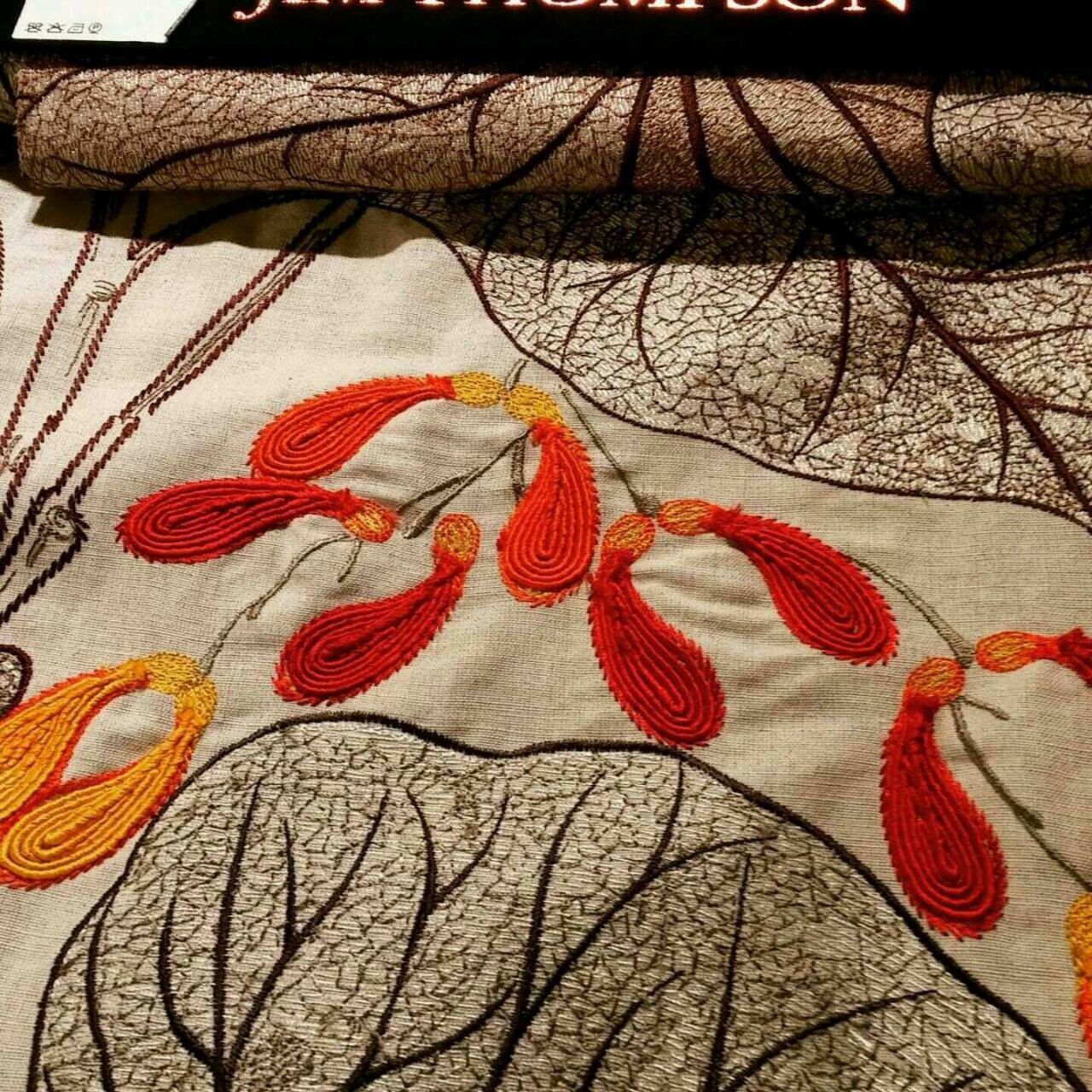 Isabelle baies délicates de collection, Jim Thompson en tissu, brodé sur une crème de couleur terre, ce tissu vraiment audacieux et unique Isabelle baies délicates de collection, collection, collection, Jim Thompson en tissu, brodé sur une crème de couleur terre, ce tissu vraiment audacieux et unique 01f92d