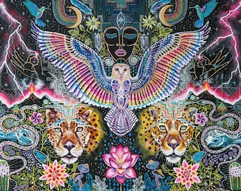 Puede incluir: Una pintura vibrante y detallada que presenta un búho con alas coloridas, flanqueado por dos leopardos. La obra de arte incluye una flor de loto, colibríes, relámpagos y un cielo estrellado. La paleta de colores es rica en azules, rosas y verdes.
