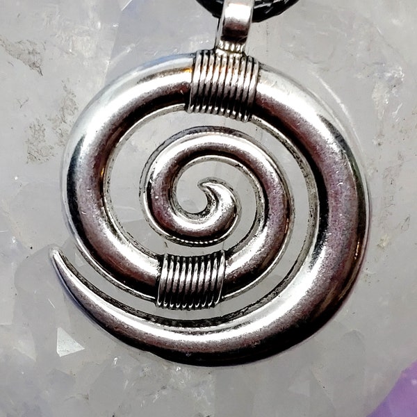 Pendentif de chaîne grande spirale, escargot, couleur argent sur bracelet en tissu avec fermeture mousqueton, amulette de protection pour la puissance de démarrage de l’ascension énergétique