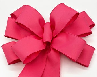 Rosa Weihnachtskranzschleife: Handgefertigte, leuchtend pinkfarbene Weihnachtsdekoration