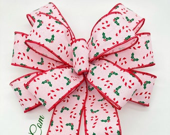 Rosa Weihnachtskranz mit Schleife, handgefertigt, Zuckerstangen- und Stechpalmen-Dekoration