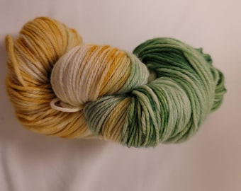 Luck Of The Irish, un hilo de peso de lana merino superlavado teñido a mano.  246yds/100gms.  5.5sts=1" en agujas #5.