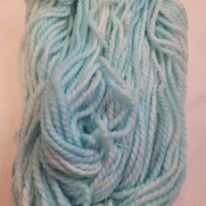 ピースフル ブルー、手染めのスーパーウォッシュ メリノウール/ナイロン混紡のバルキー ウェイト ヤーン。110 ヤード/100 グラム。#10-11 針で 3-3.75 目 = 1 インチ。8-11sc = 4 インチ