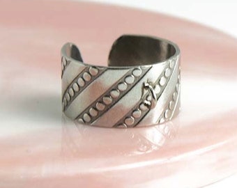 Patterned stainless steel pendant support ring