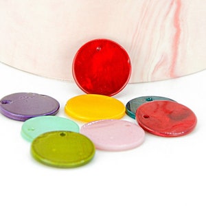 16mm round pendants in colored natural mother-of-pearl