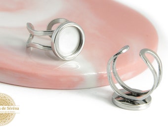Puede incluir: Dos bases de anillo de plata con un bisel redondo. El bisel está vacío y listo para ser rellenado con resina u otros materiales.