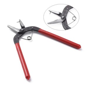 Peut inclure: Une pince à perforer en métal avec des poignées rouges. L'outil a une conception incurvée avec un ressort et une vue rapprochée circulaire de l'extrémité de coupe. Les poignées sont de couleur rouge uni.